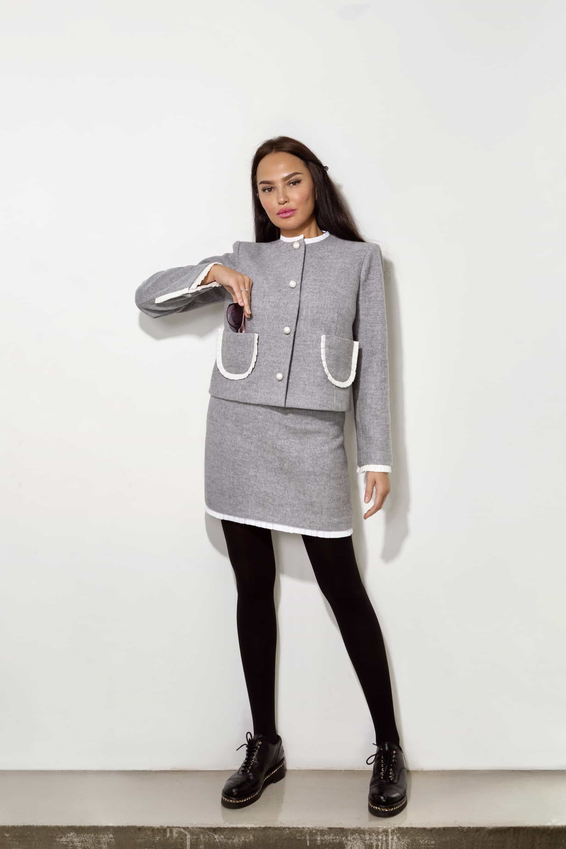 Gray wool suit with cotton trim (skirt and jacket) with buttons